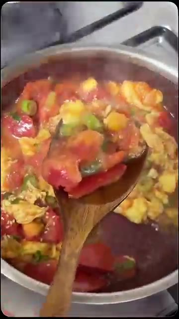 마지막으로 참깨를 뿌려 마무리합니다. — 감칠맛 폭발 토마토 계란 볶음