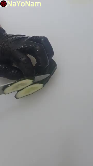 끓는 물에 라면 사리를 넣고 익힌다. — 매콤한 불닭 비빔면 레시피