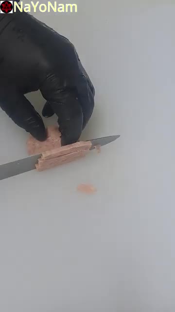 오이를 채 썰고 스팸을 썰어 준비한다. 방울토마토는 반으로 자른다. — 매콤한 불닭 비빔면 레시피
