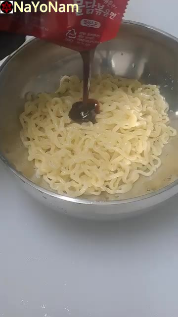 라면 사리를 그릇에 담는다. — 매콤한 불닭 비빔면 레시피