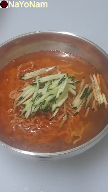 채 썬 오이를 올린다. — 매콤한 불닭 비빔면 레시피