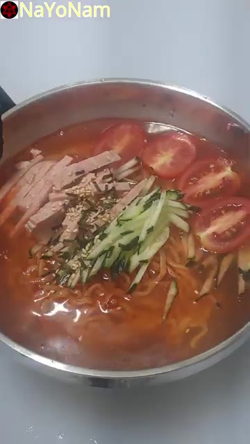 썰어둔 스팸을 올린다. 방울토마토를 올린다. 후레이크를 뿌린다. 참… — 매콤한 불닭 비빔면 레시피