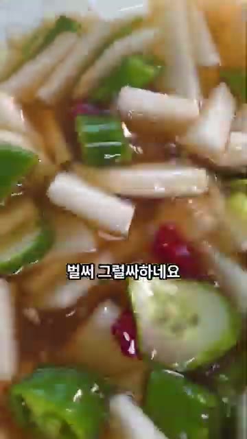 실파나 쪽파를 넣고 잘 섞어줍니다. — 시원하고 아삭한 나박김치 만들기