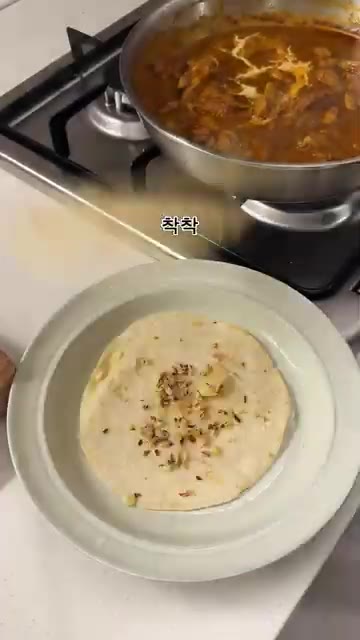밥 위에 완성된 커리를 넉넉히 올리고 고수를 곁들여 냅니다. — 오늘의 밥상: 버터치킨커리