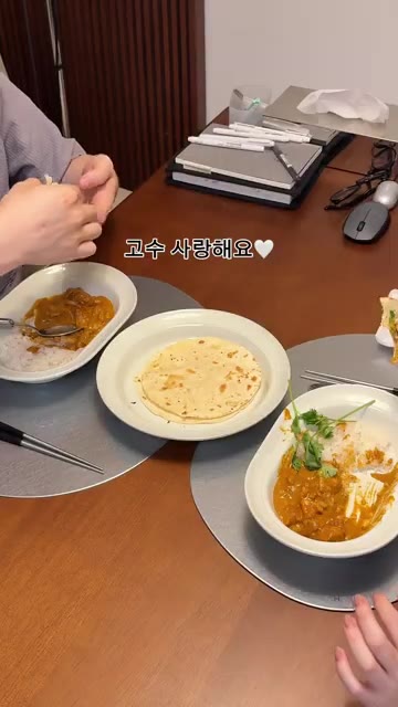 난과 함께 커리를 찍어 먹습니다. — 오늘의 밥상: 버터치킨커리