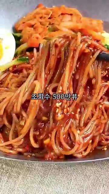 고춧가루, 고추장, 설탕, 식초를 먼저 섞어줍니다. — 미슐랭 쉐프 비빔국수 양념장 레시피