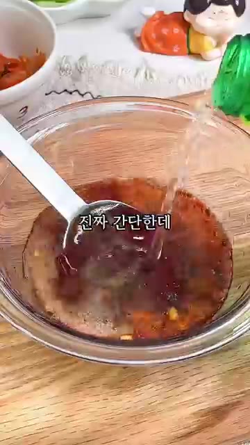 양조간장, 다진 마늘, 후춧가루를 넣고 섞어줍니다. — 미슐랭 쉐프 비빔국수 양념장 레시피