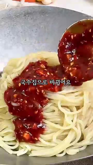 우스터소스 또는 돈가스 소스를 넣고 섞어줍니다. — 미슐랭 쉐프 비빔국수 양념장 레시피