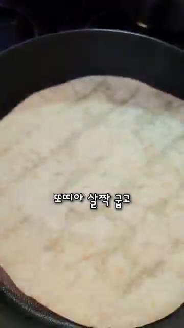 팬을 살짝 달궈줍니다. — 치킨 또띠아 샌드위치: 불 없이 10분 완성!