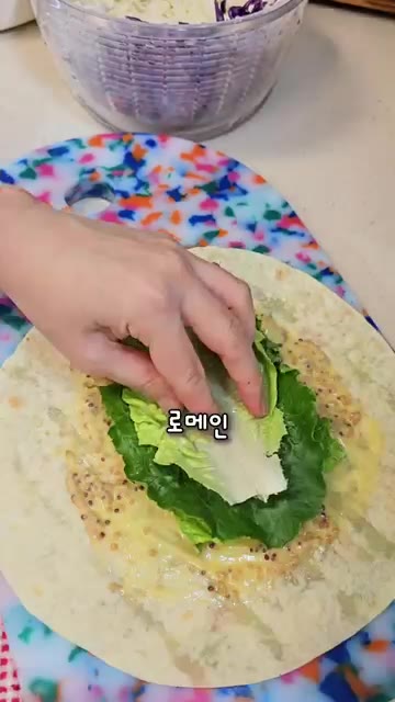 또띠아에 소스를 골고루 발라줍니다. — 치킨 또띠아 샌드위치: 불 없이 10분 완성!