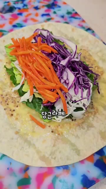 로메인 상추를 올립니다. — 치킨 또띠아 샌드위치: 불 없이 10분 완성!