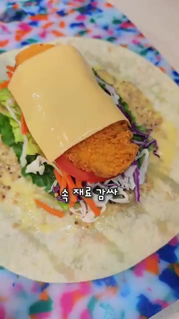 양배추와 적채를 올립니다. — 치킨 또띠아 샌드위치: 불 없이 10분 완성!
