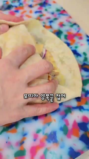 당근채와 토마토를 올립니다. — 치킨 또띠아 샌드위치: 불 없이 10분 완성!