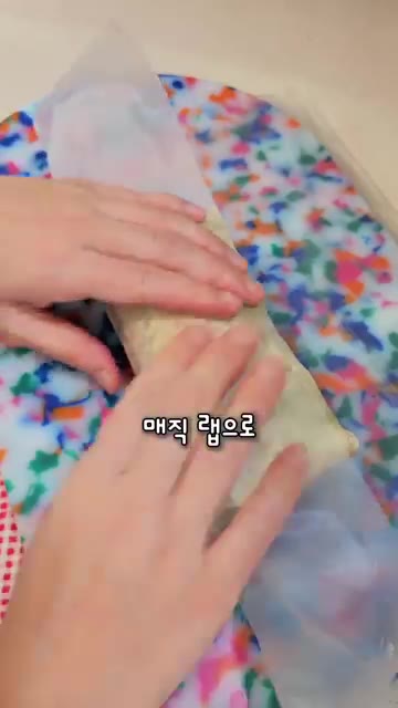 치킨 텐더와 치즈를 올립니다. — 치킨 또띠아 샌드위치: 불 없이 10분 완성!