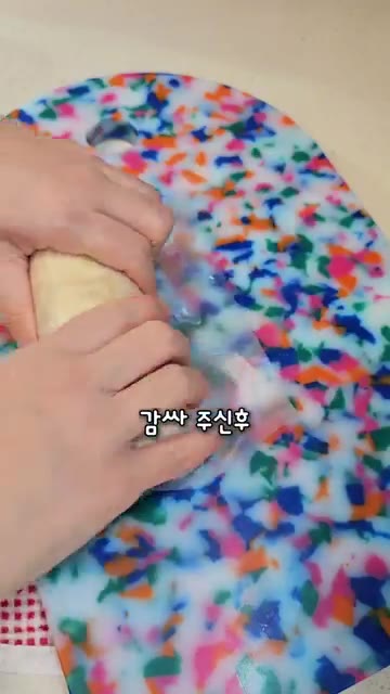 또띠아의 속 재료를 감싸듯 접고, 매직랩으로 한번 더 단단하게 말아… — 치킨 또띠아 샌드위치: 불 없이 10분 완성!