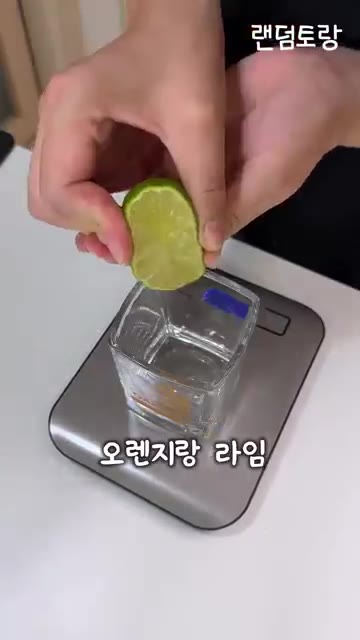 돼지고기와 마리네이드를 지퍼백에 넣고 공기를 최대한 빼서 밀봉한 뒤… — 영화 '아메리칸 셰프' 쿠바 샌드위치 만들기