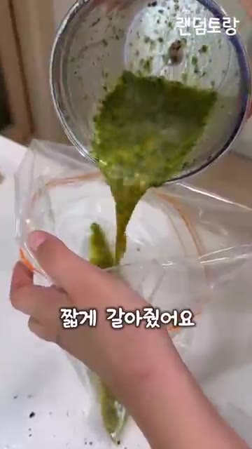 재워둔 고기를 꺼내 마리네이드를 털어내고 키친타월로 물기를 닦아냅니… — 영화 '아메리칸 셰프' 쿠바 샌드위치 만들기