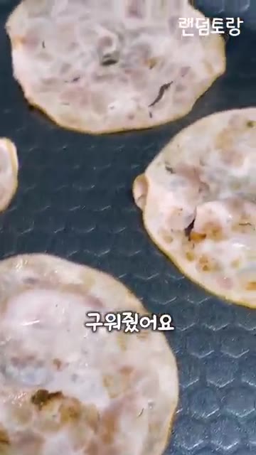 레스팅한 고기를 결 반대 방향으로 2-3mm 두께로 얇게 썰고, 팬… — 영화 '아메리칸 셰프' 쿠바 샌드위치 만들기