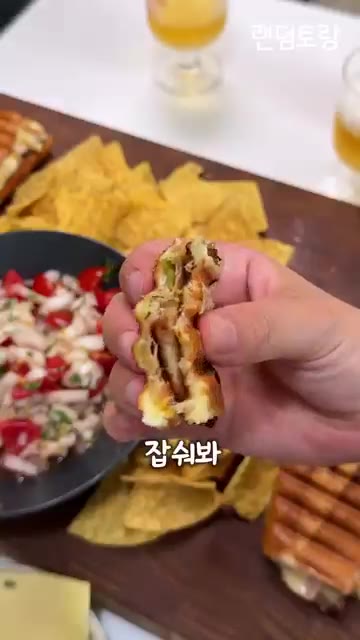 파니니 프레스나 양면 그릴을 예열하고 버터를 살짝 바른 뒤, 샌드위… — 영화 '아메리칸 셰프' 쿠바 샌드위치 만들기