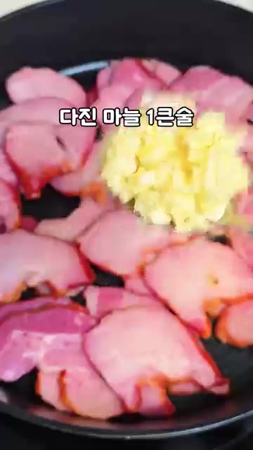 팬에 훈제오리 또는 훈제삼겹살 400g을 넣고 다진 마늘 1큰술을… — 훈제요리 양념 황금비율! 🥢훈제오리도 훈제삼겹살도 이 양념이면 끝!
