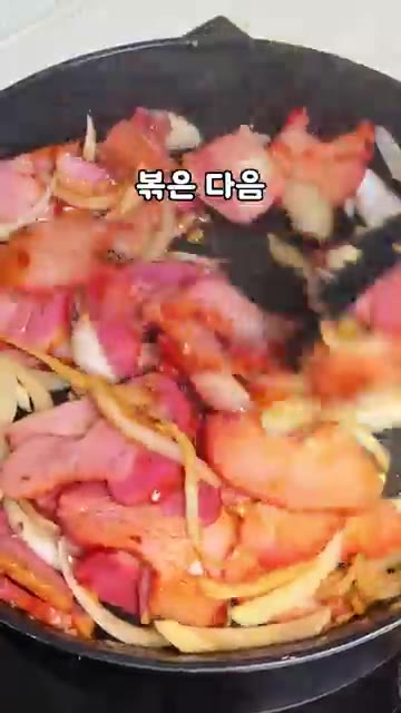 부추 한 줌을 넣고 휘리릭 볶아주면 완성입니다. — 훈제요리 양념 황금비율! 🥢훈제오리도 훈제삼겹살도 이 양념이면 끝!