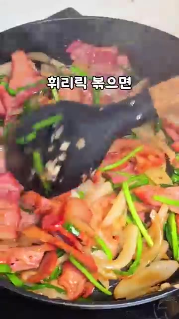 마지막으로 참깨를 뿌려 마무리합니다. — 훈제요리 양념 황금비율! 🥢훈제오리도 훈제삼겹살도 이 양념이면 끝!