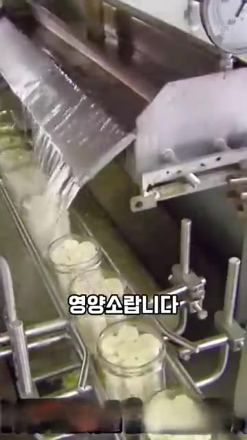 파스타 소스를 넣고 모든 재료가 잘 어우러지도록 볶아줍니다. — 당뇨 식단에 활용하는 이 채소, 파스타 면 대신 먹는다고?