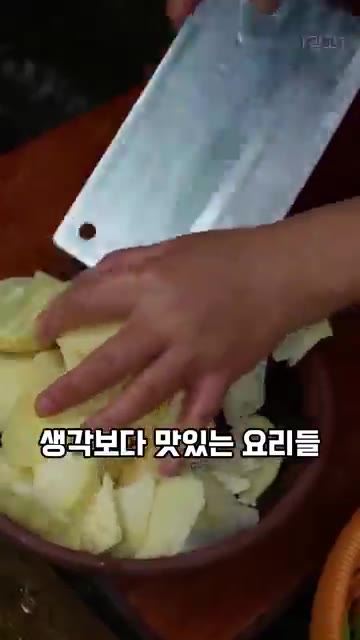 완성된 파스타를 접시에 담아 맛있게 즐깁니다. — 당뇨 식단에 활용하는 이 채소, 파스타 면 대신 먹는다고?