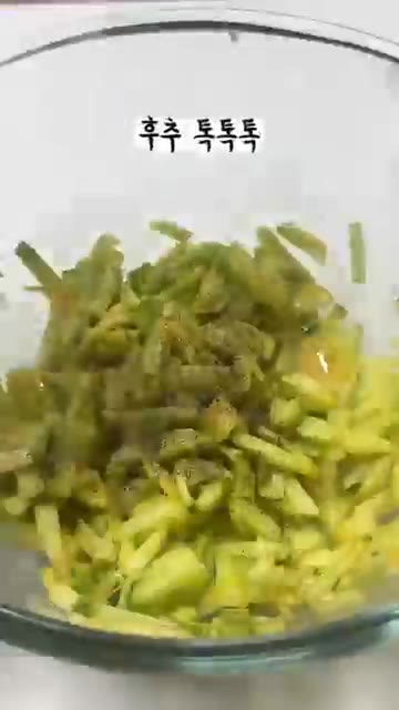후추를 약간 뿌려줍니다. — 애호박 이렇게 먹어보세요🥒 바삭쫀득 치즈 애호박전