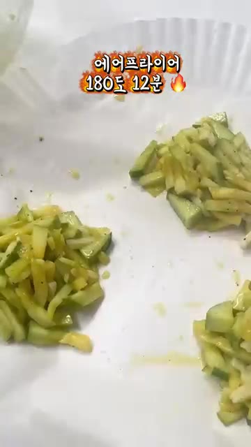 180도에서 12분간 구워줍니다. — 애호박 이렇게 먹어보세요🥒 바삭쫀득 치즈 애호박전