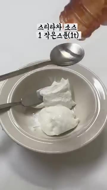 그릭 요거트 2큰술에 스리라차 소스 1작은술, 알룰로스 1작은술을… — 애호박 이렇게 먹어보세요🥒 바삭쫀득 치즈 애호박전