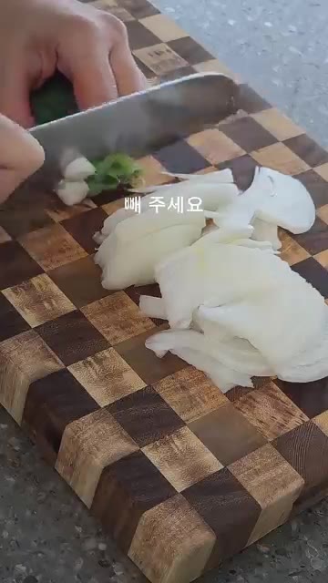 신김치를 먹기 좋게 썰고, 양파와 대파도 채 썰어 준비한다. — 3분 컷 밥도둑 참치김치볶음
