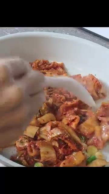 김치를 넣고 설탕 1큰술을 넣어 신맛과 군내를 잡아준다. — 3분 컷 밥도둑 참치김치볶음