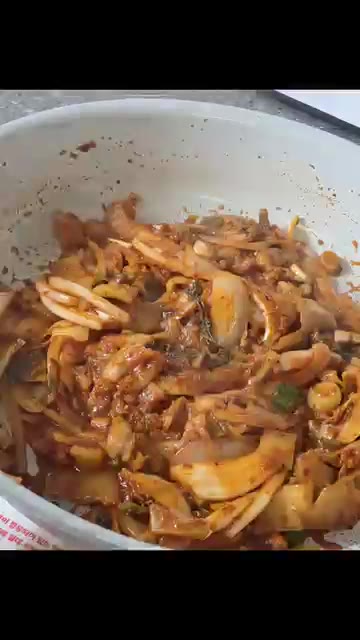 기름 뺀 참치를 넣고 가볍게 섞어 볶는다. — 3분 컷 밥도둑 참치김치볶음