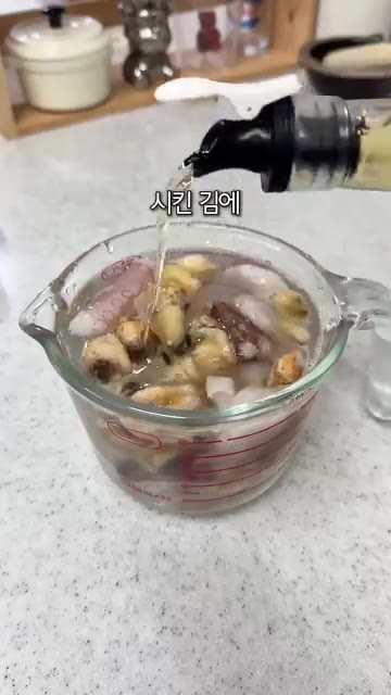팬에 올리브유를 넉넉히 두르고 편마늘과 다진 마늘 1큰술을 넣어 향… — 진짜 맛있는 해물파스타!!