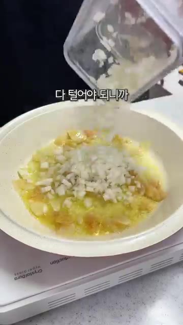 양파와 호박을 넣고 볶다가 해물을 넣고 맛술 1큰술과 함께 볶아주세요. — 진짜 맛있는 해물파스타!!