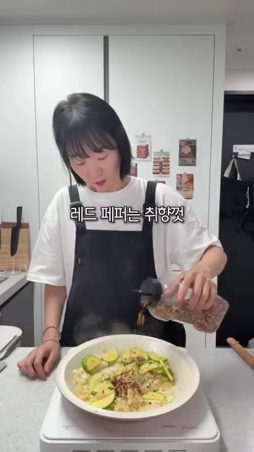 해물이 다 익으면 삶아둔 면과 면수 5국자 정도를 넣고 섞어주세요. — 진짜 맛있는 해물파스타!!