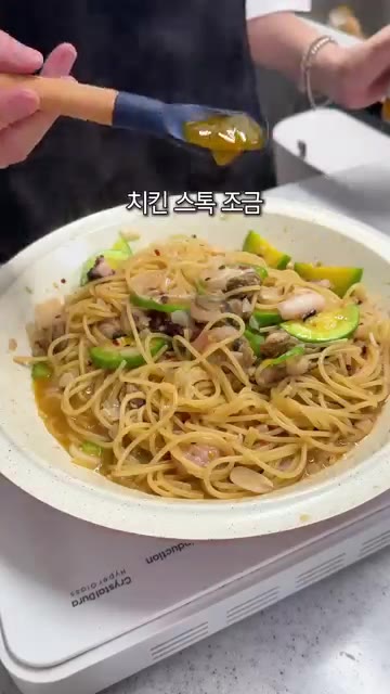 마지막으로 치즈를 갈아 올리면 완성입니다. — 진짜 맛있는 해물파스타!!