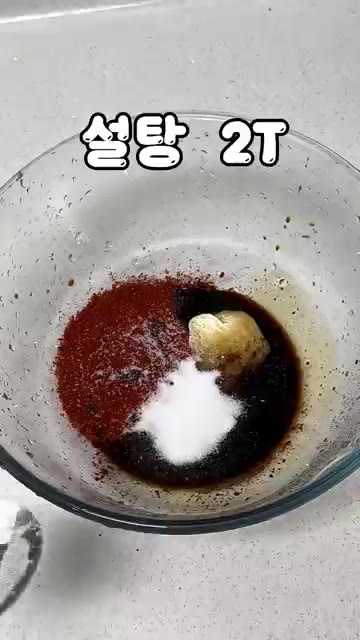 볼에 다진 마늘 1T, 고춧가루 4T, 간장 4T, 설탕 2T, 올… — 대패삼겹살+파채무침의 조합 시오야끼 레시피