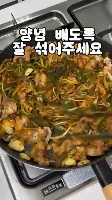 양념에 버무린 파채를 넣고 고기와 잘 섞어 볶아준다. — 대패삼겹살+파채무침의 조합 시오야끼 레시피