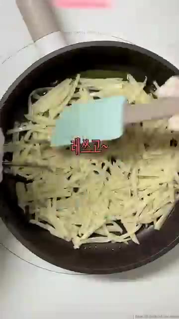 물기를 뺀 감자에 소금 반 스푼, 부침가루 두 스푼, 후추를 넣고… — 주말엔 간단하게 바삭 감자채전