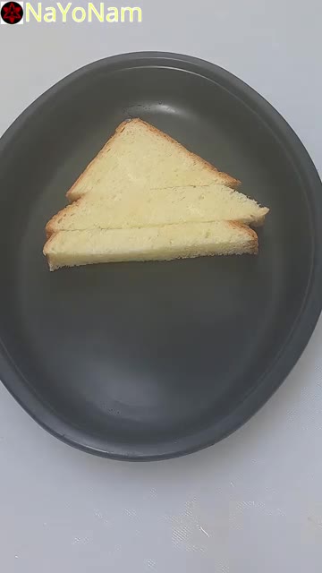 트리 모양으로 자른 식빵 조각들을 접시에 올린다. — 식빵 피자 만들기