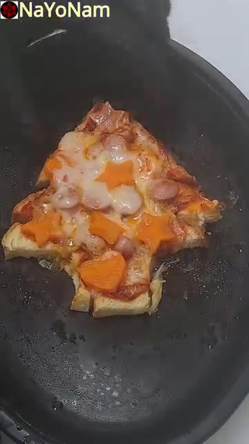 마지막으로 치즈를 듬뿍 뿌린다. — 식빵 피자 만들기