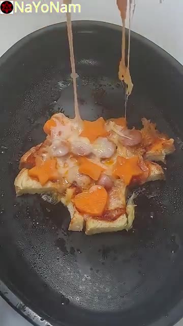 잘 구워진 식빵 피자를 꺼내 맛있게 먹는다. — 식빵 피자 만들기