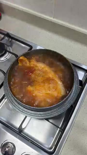 뒤집어서 20분 더 삶아주세요. 삶아진 고기를 건져내고 썰어주세요. — 라면스프 수육 레시피