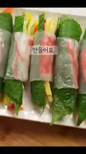 라이스페이퍼 채소말이를 먹기 좋게 썰어줍니다. — 밥 필요 없어요 돌돌 말면 끝! 라이스페이퍼 채소말이