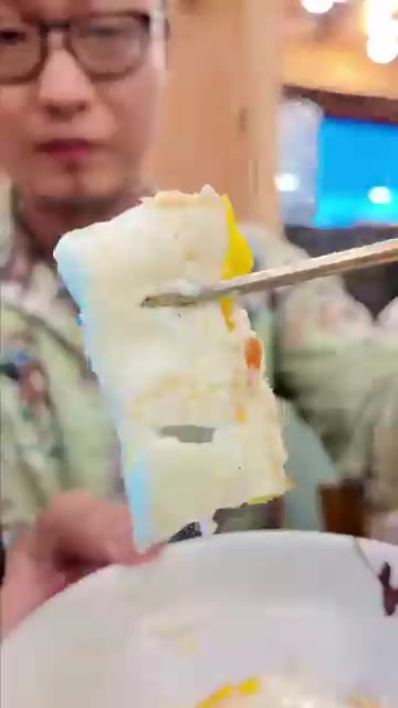 치즈 볶음밥이 나왔습니다. 치즈가 쭉 늘어나는 모습을 보여줍니다. — 매콤한 등갈비찜과 치즈 볶음밥 레시피