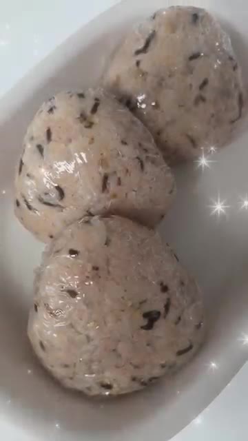 완성된 주먹밥을 접시에 담아냅니다. — 참치마요 주먹밥 만들기