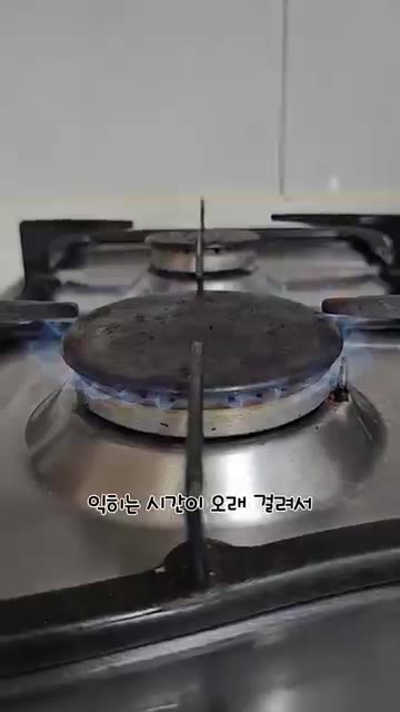끓어오르면 다시마를 건져내고 간장 5큰술을 넣습니다. 간은 약간 슴… — 콩자반 딱딱해지지 않게, 부드러운 콩자반 만들기