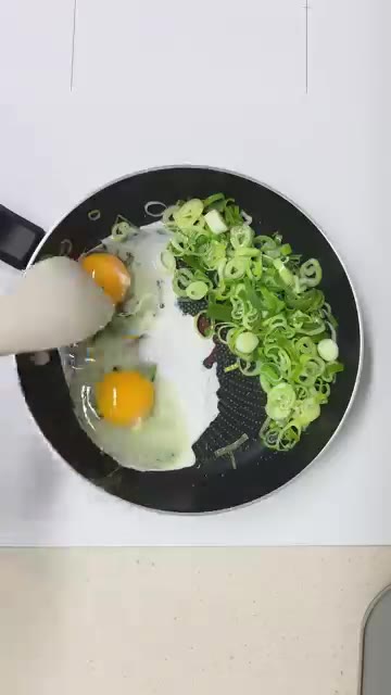 중불에서 1~2분간 대파를 볶아 파기름을 낸다. — 햄 없이 맛있는 역대급 풍미! 대파 계란 볶음밥
